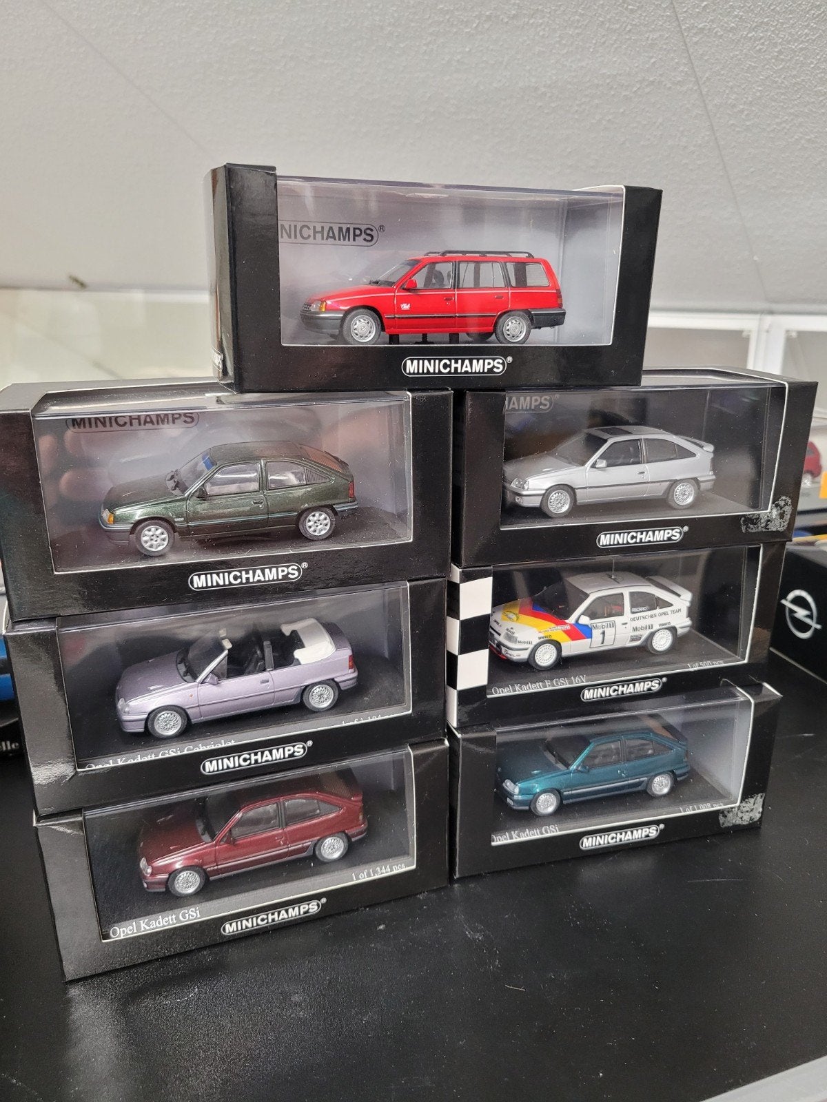 opel kadett e minichamps 1:43, Hobby en Vrije tijd, Modelauto's | 1:43, Zo goed als nieuw, Auto, Overige merken, Ophalen of Verzenden