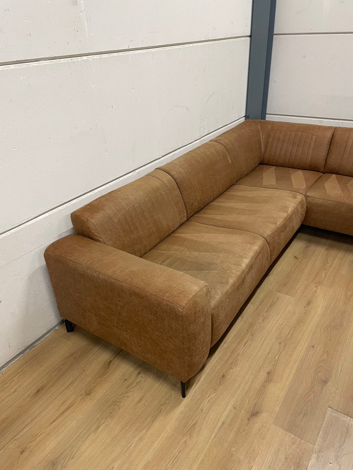 Mooie luxe suede industriële cognac bruine hoekbank GEREINIG, Huis en Inrichting, Banken | Bankstellen, Ophalen, 250 tot 300 cm