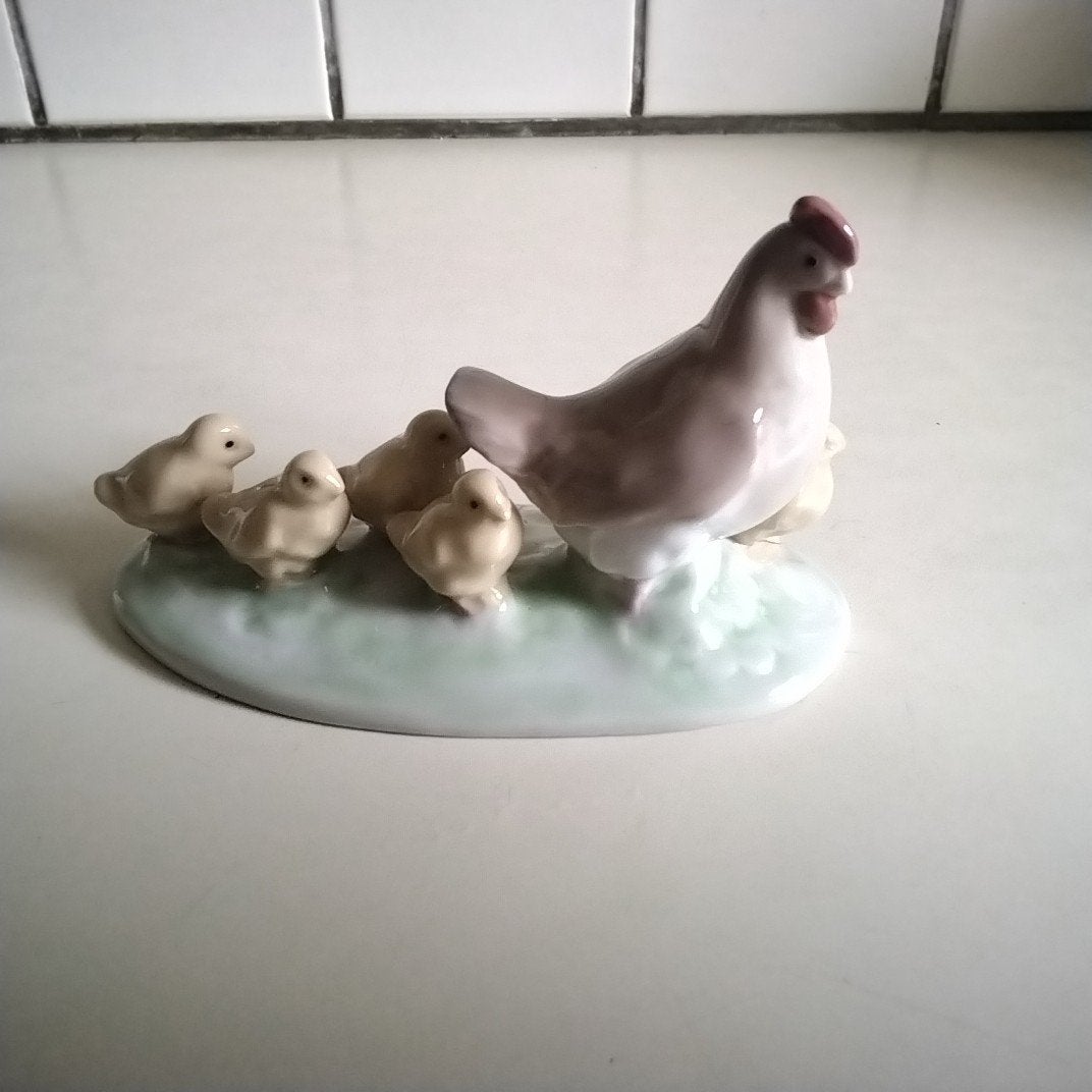 Nao by Lladro beeldje van kloek met kuikens, Ophalen of Verzenden, Zo goed als nieuw, Dier