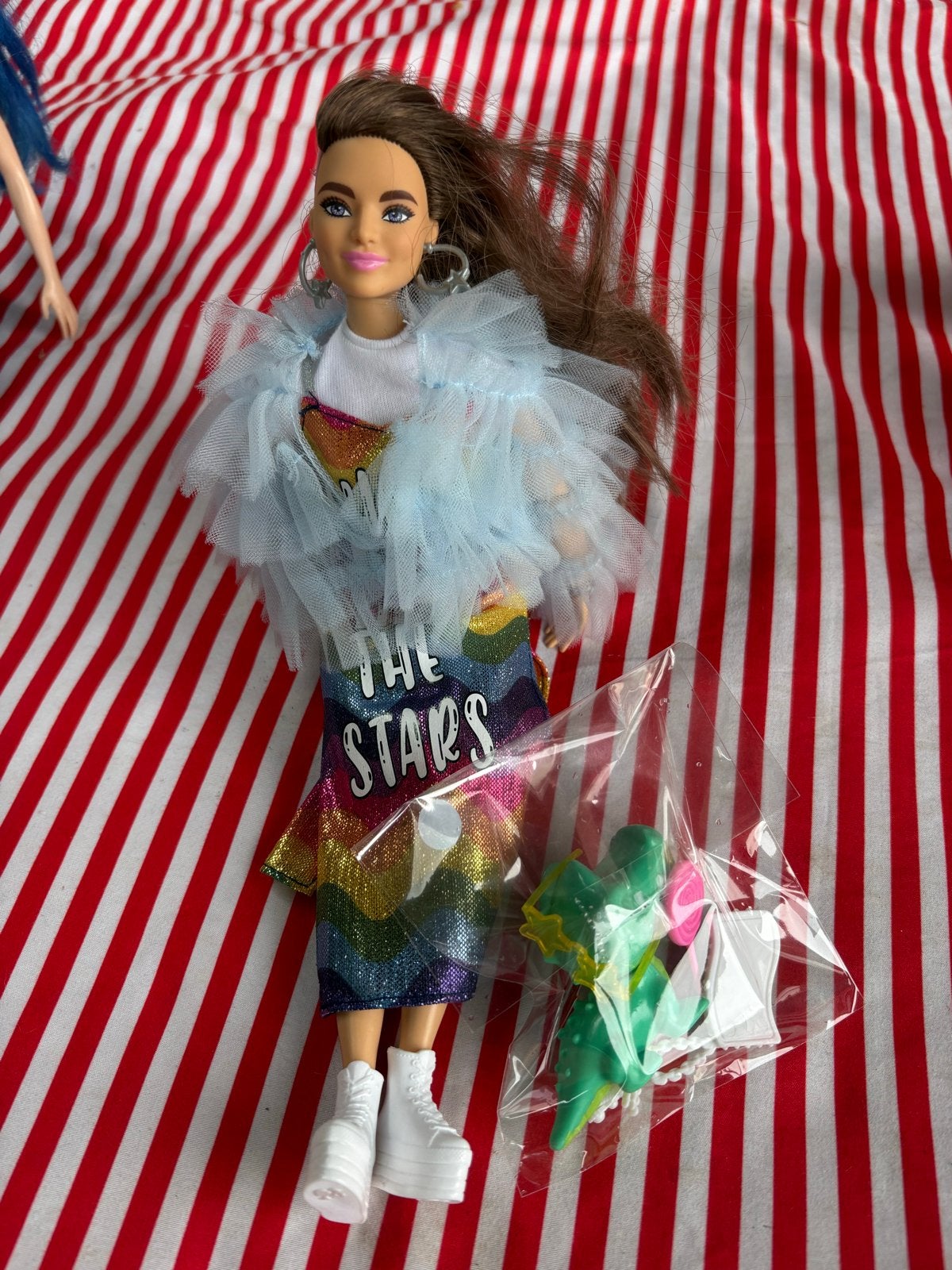 Barbie pop met regenboogrok en accessoires, Kinderen en Baby's, Ophalen, Gebruikt, Barbie