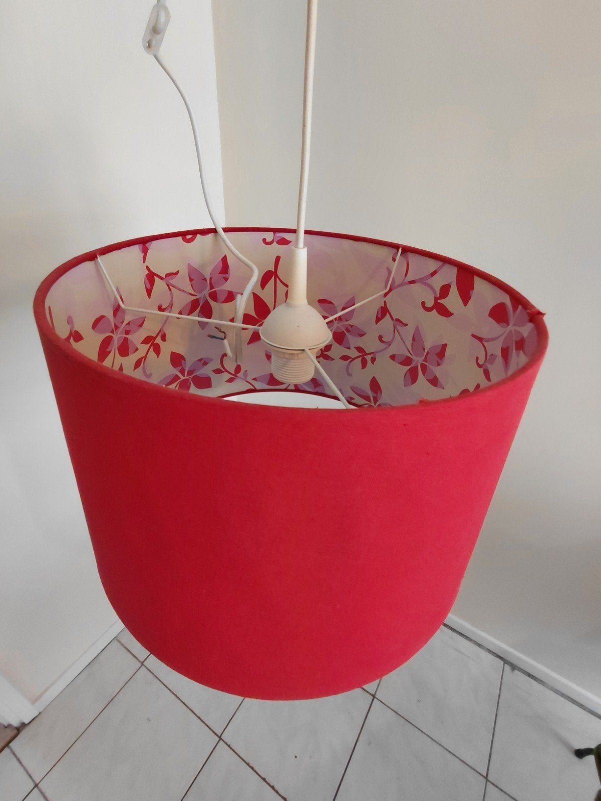 Rode lampenkap met bloemmotief binnenkant- 40cm doorsnee, Huis en Inrichting, Lampen | Lampenkappen, Gebruikt, 25 tot 50 cm, Rond