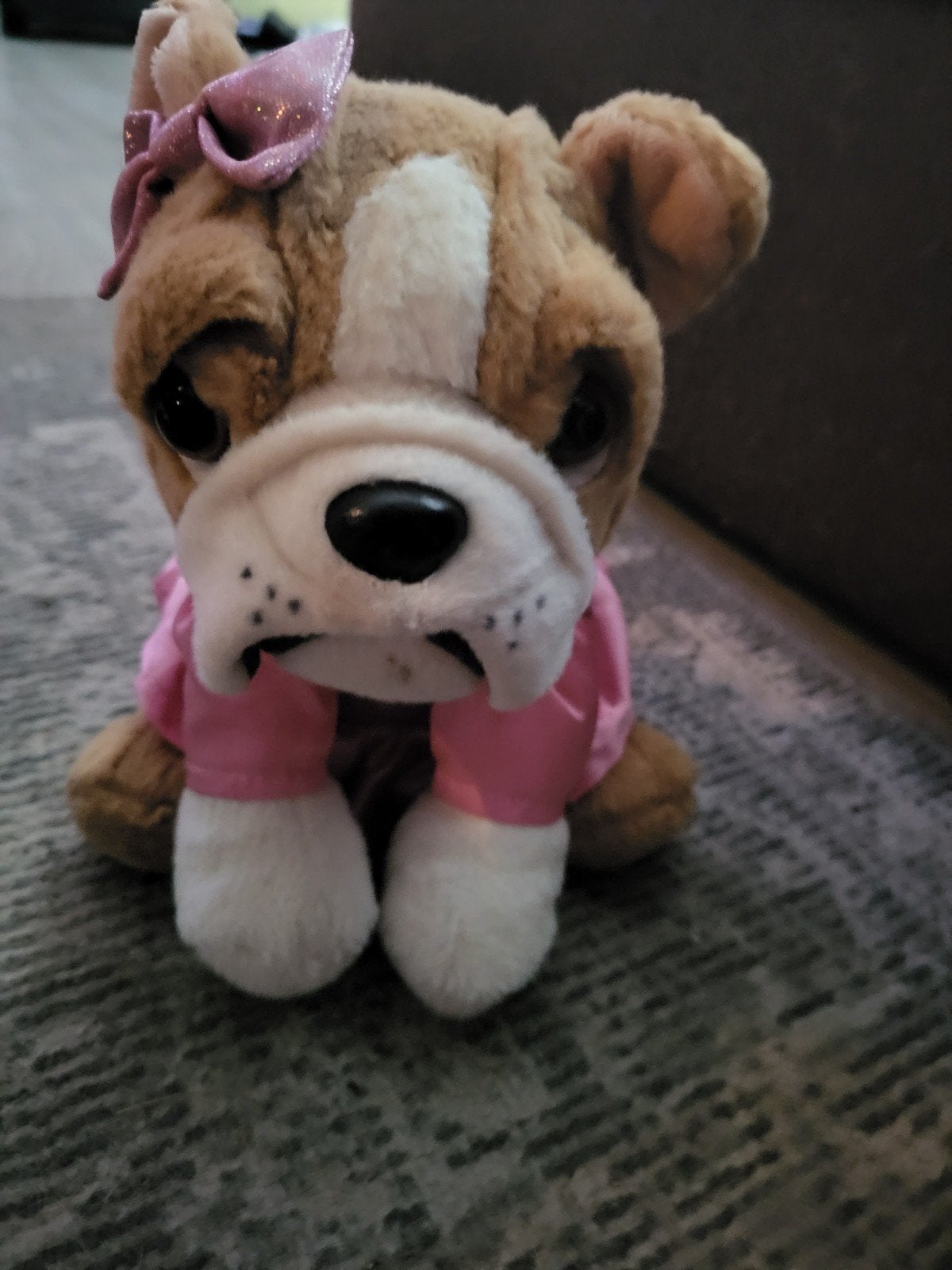 Schattige Bulldog Knuffel met Roze Strik en Kleding, Zo goed als nieuw, Middelgroot (20 tot 80 cm), Met kleding of accessoire