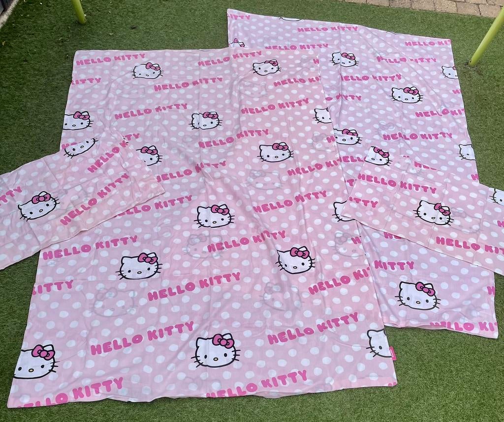 TE KOOP: 2 dunne dekbedovertrekken van Hello Kitty ZGAN, Meisje, Dekbedovertrek, Ophalen of Verzenden, Zo goed als nieuw