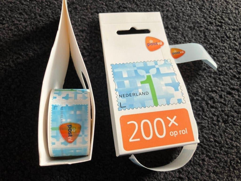 300 postzegels waarde 1 nieuw op rol