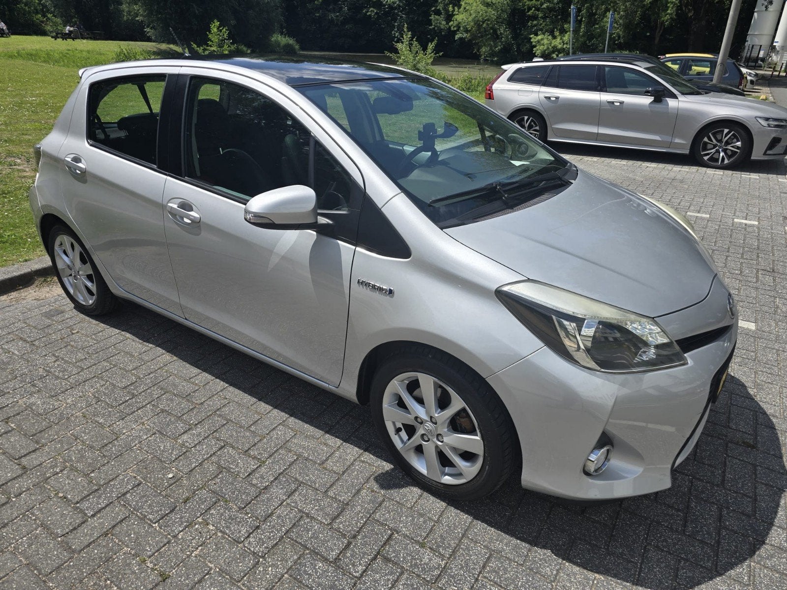 Toyota yaris hybrid 2013 182000km, Auto's, Zwart, 4 cilinders, Leder en Stof, Yaris