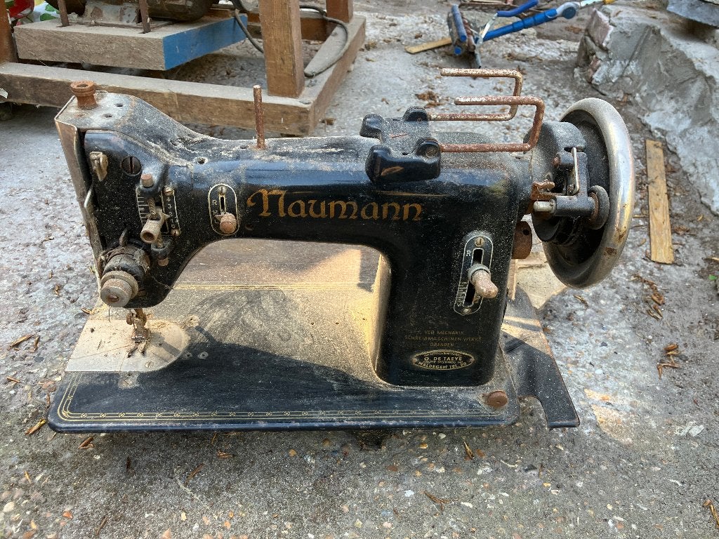 antieke naaimachine Naumann, Ophalen