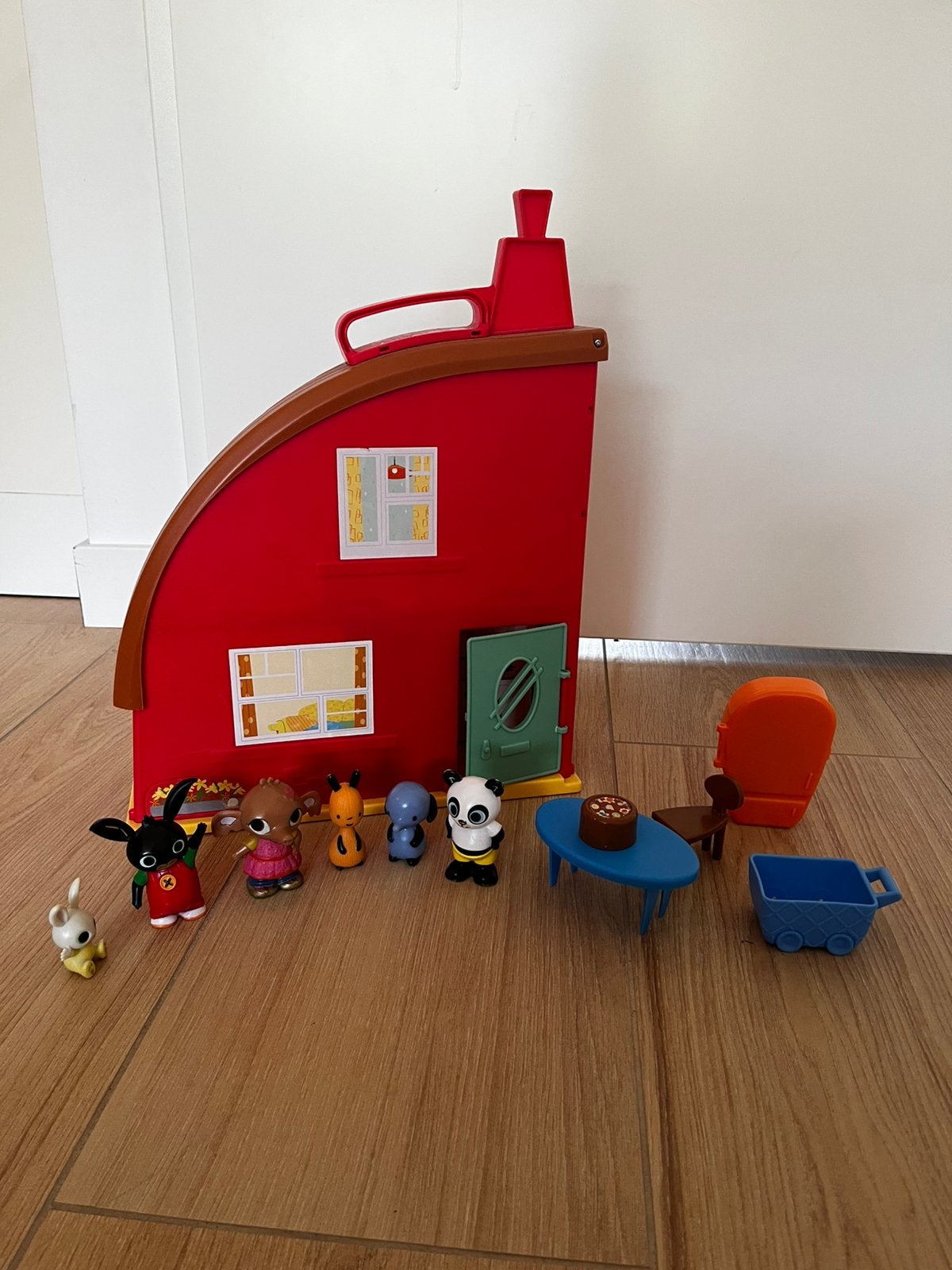 Bing huis met accesoires en Bing vrienden, Kinderen en Baby's, Speelgoed | Poppenhuizen, Ophalen, Gebruikt, Poppenhuis