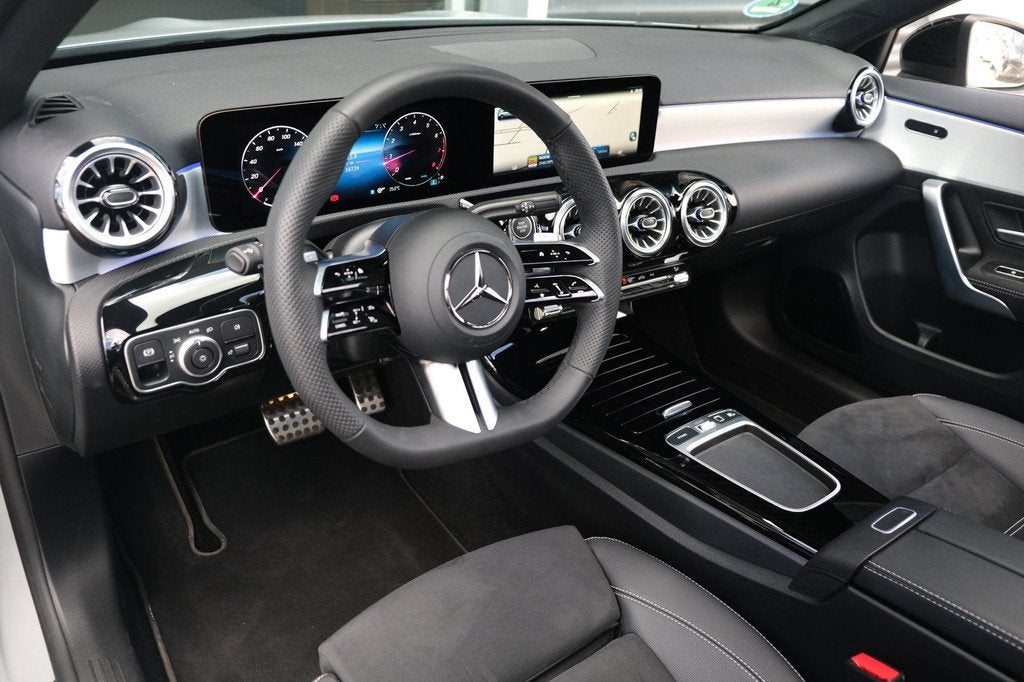 Mercedes-Benz A-klasse 200 Edition AMG 163PK Pano Led Navi A, Zwart, 4 cilinders, 163 pk, Origineel Nederlands