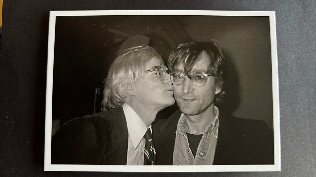 Andy Warhol kissing John Lennon (Beatles)1978  Ansichtkaart, Verzenden, 1980 tot heden, Ongelopen, Sterren en Beroemdheden