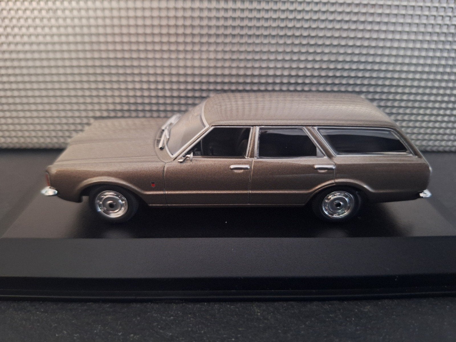 Ford Taunus Turnier 1970 Schaal 1:43, Overige merken, Nieuw, Ophalen of Verzenden, Maxichamps