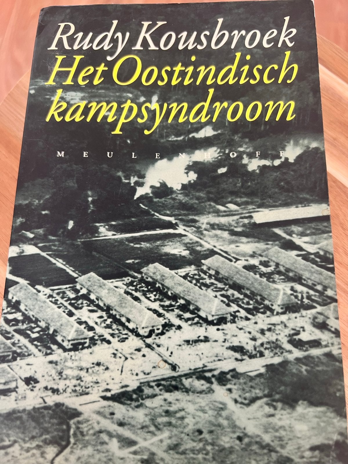 Het Oostindisch kampsyndroom - Rudy Kousbroek, Boeken, Ophalen of Verzenden, Tweede Wereldoorlog, Gelezen, Overige onderwerpen