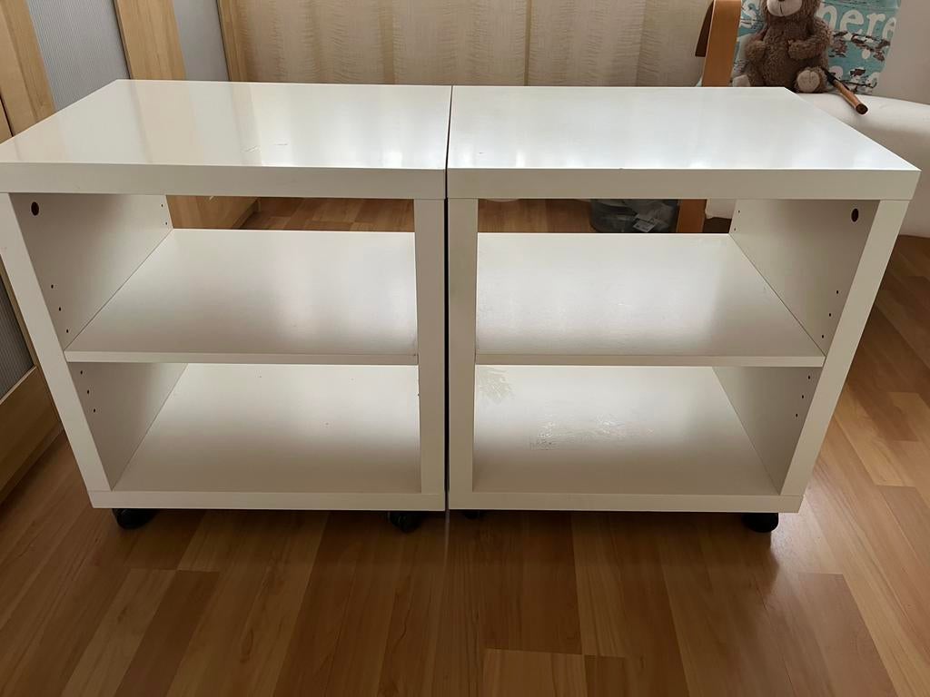 Te koop 2 witte nachtkastjes op wieltjes, Ophalen of Verzenden, Gebruikt, Hout, 45 tot 65 cm