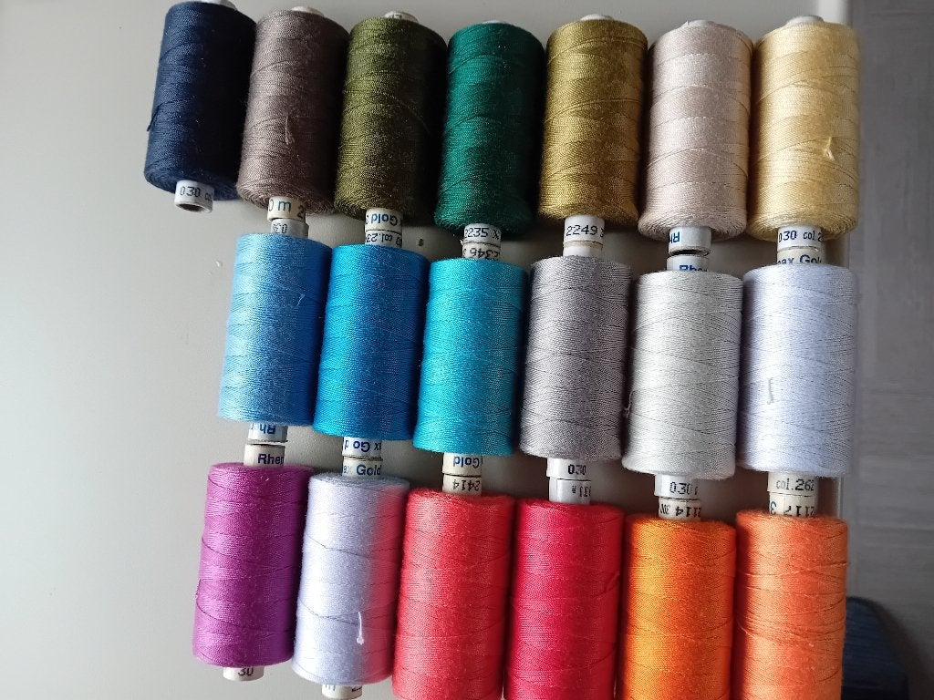 18 klossen  van 300 mtr. Naaigaren- dikte 30, Ophalen of Verzenden, Nieuw, Garen of Naald(en)