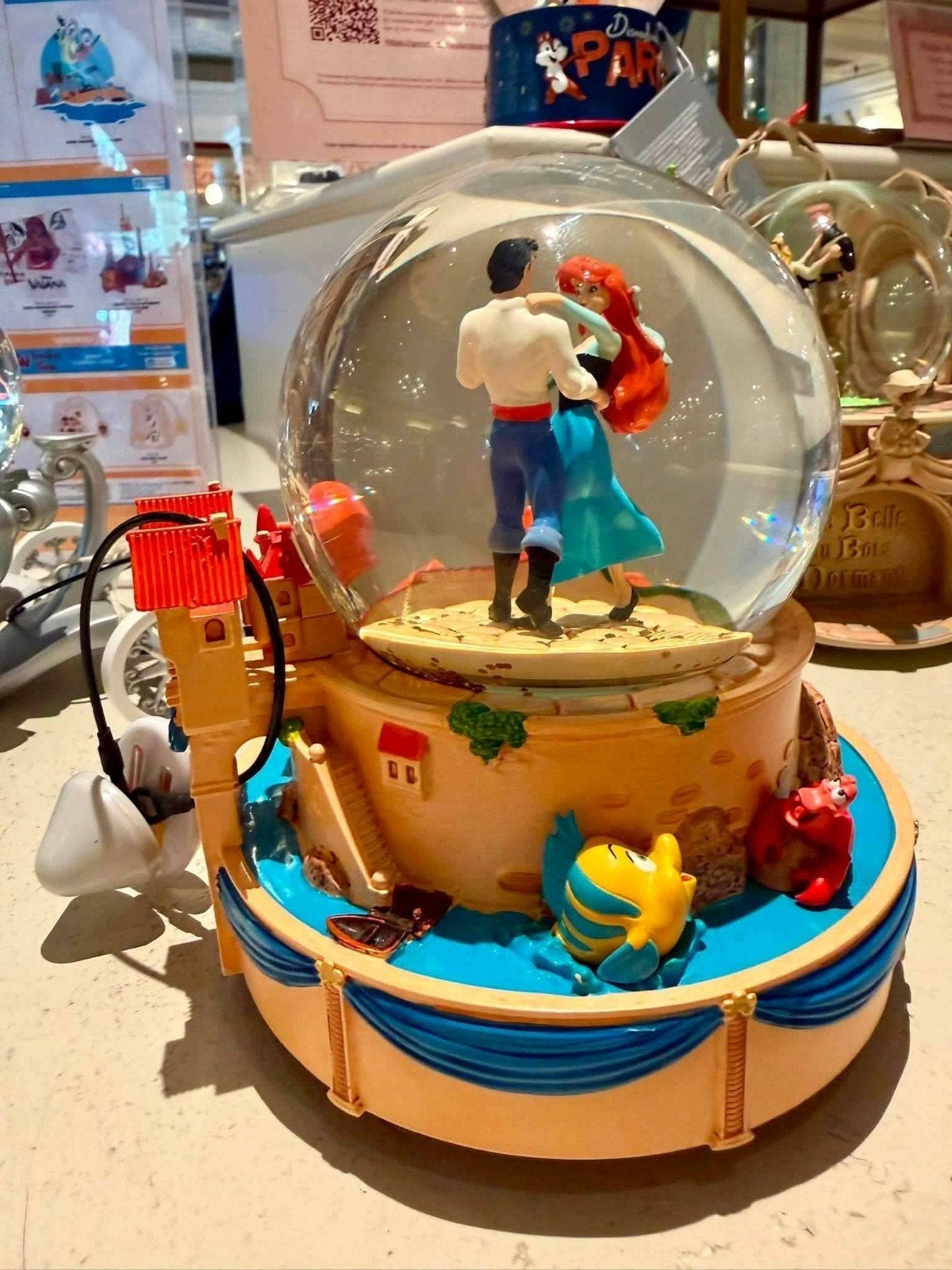 Disneyland Parijs snowglobe Ariel, de Kleine Zeemeermin, Ophalen of Verzenden, Pocahontas of Kl. Zeemeermin, Nieuw