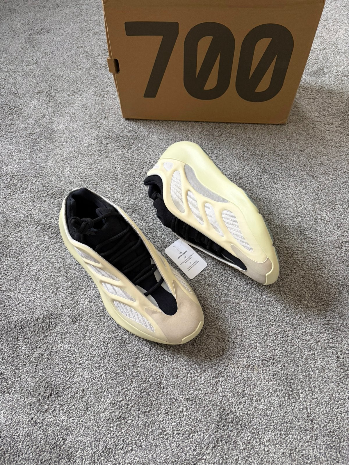 Yeezy 700 V3, Kleding | Heren, Ophalen of Verzenden, Nieuw, Sneakers of Gympen
