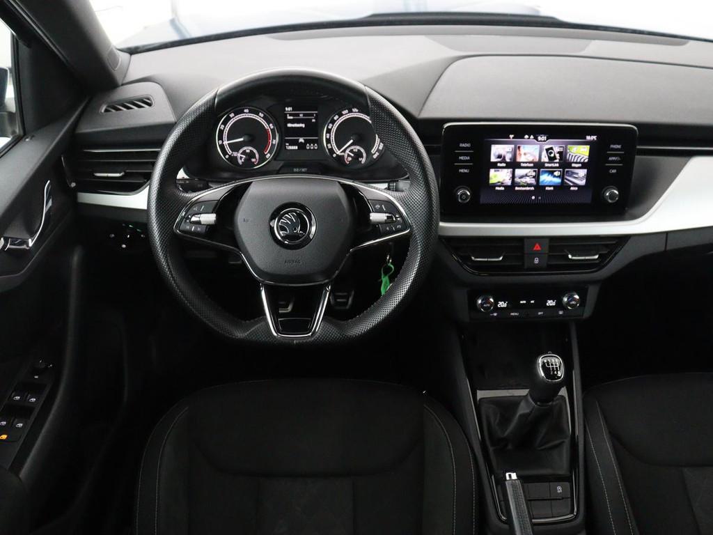 Skoda Kamiq 1.0 TSI Sport | Trekhaak | Sportstoelen | Carpla, Auto's, Skoda, Gebruikt, Blauw, 49 €/maand, Origineel Nederlands