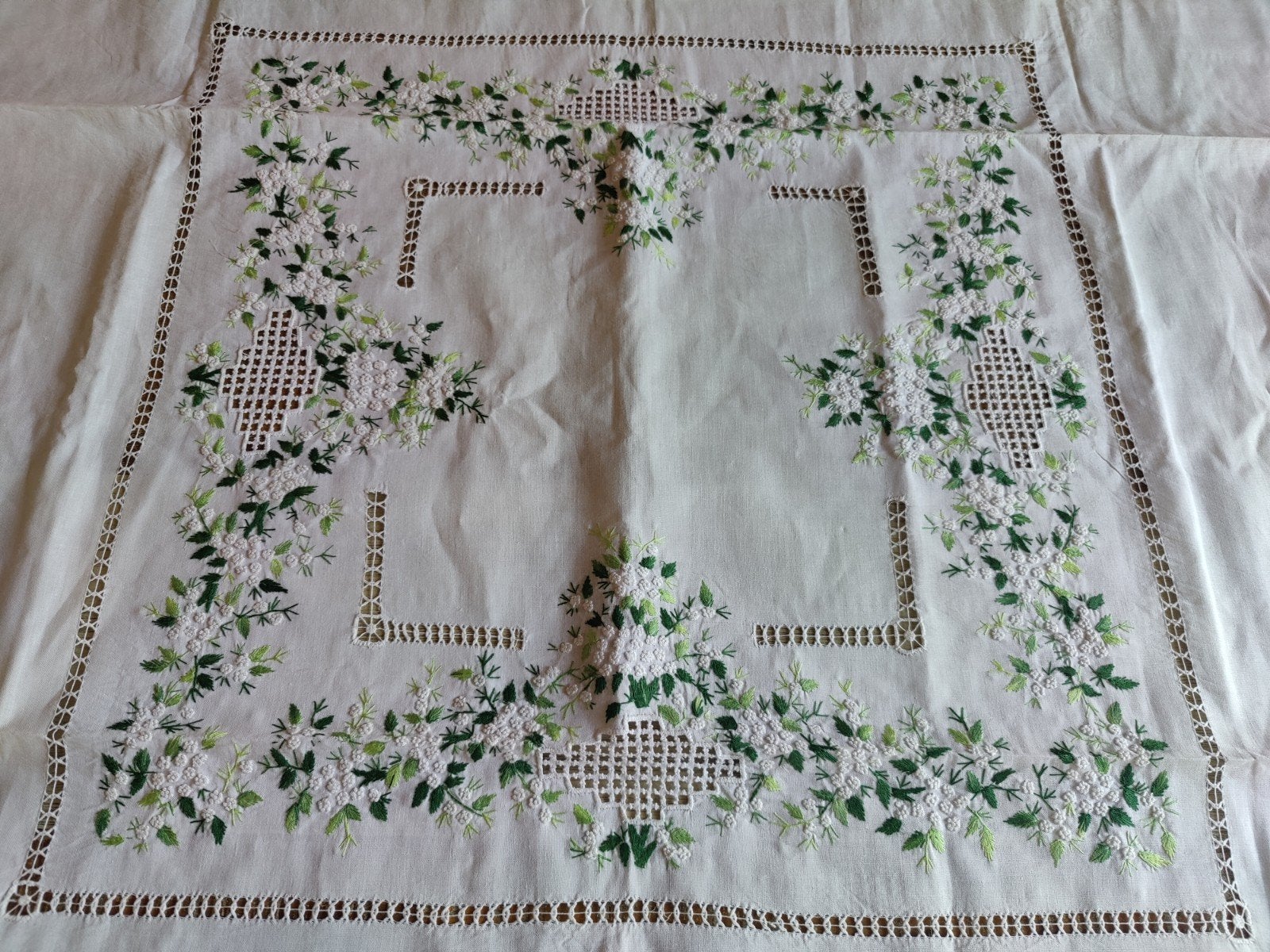 Geborduurd tafelkleed met bloemen & servetten nieuw, Verzenden, Nieuw, Wit, Tafelkleed of Tafelzeil