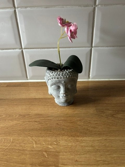 B42-beeld Boeddha met orchidee 18cm, Ophalen of Verzenden, Gebruikt