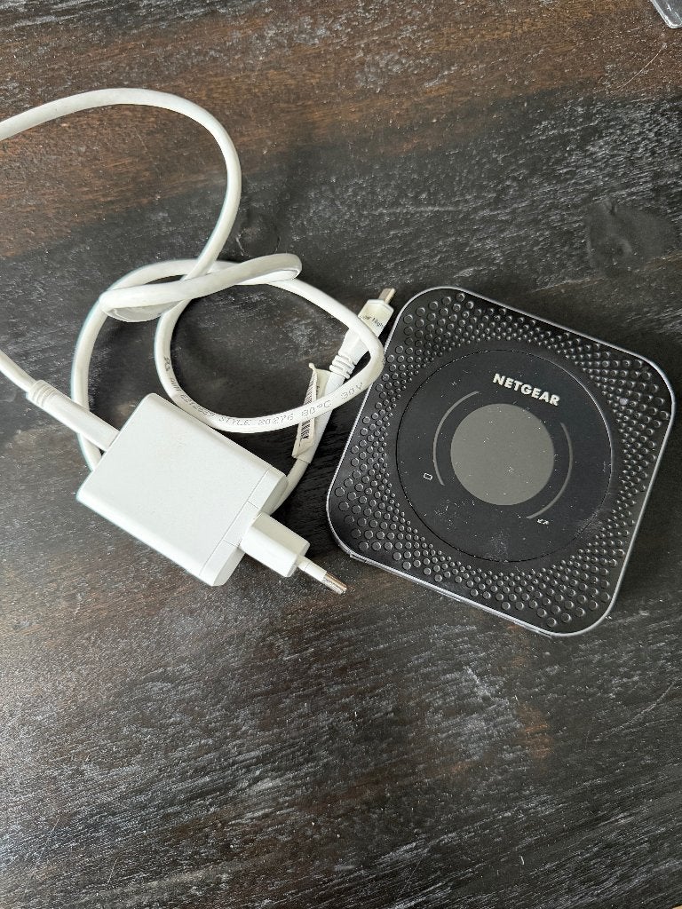 Netgear M1 Mobiele Router, Ophalen, Zo goed als nieuw, Router met modem, NETGEAR