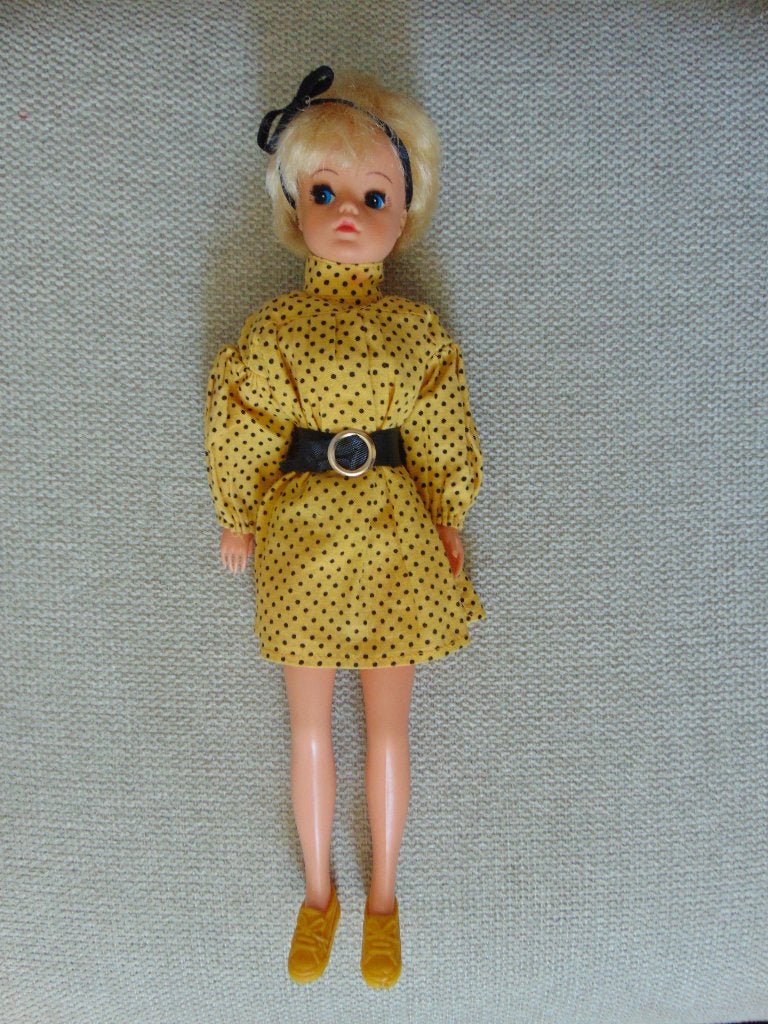 Sindy pop met geel jurkje en schoentjes, Verzamelen, Poppen, Ophalen of Verzenden, Gebruikt, Pop
