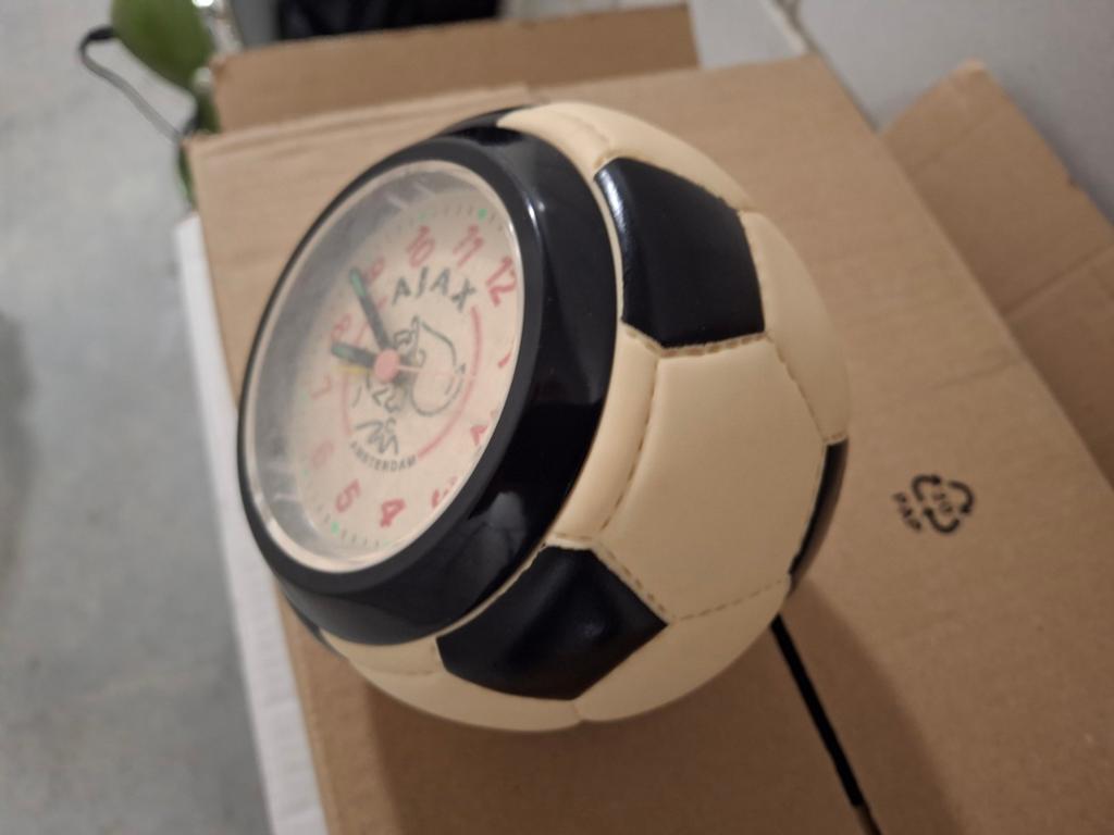 Ajax Voetbal Wekker - Uniek Design, Ophalen of Verzenden, Gebruikt, Analoog, Wekker of Tafelklok