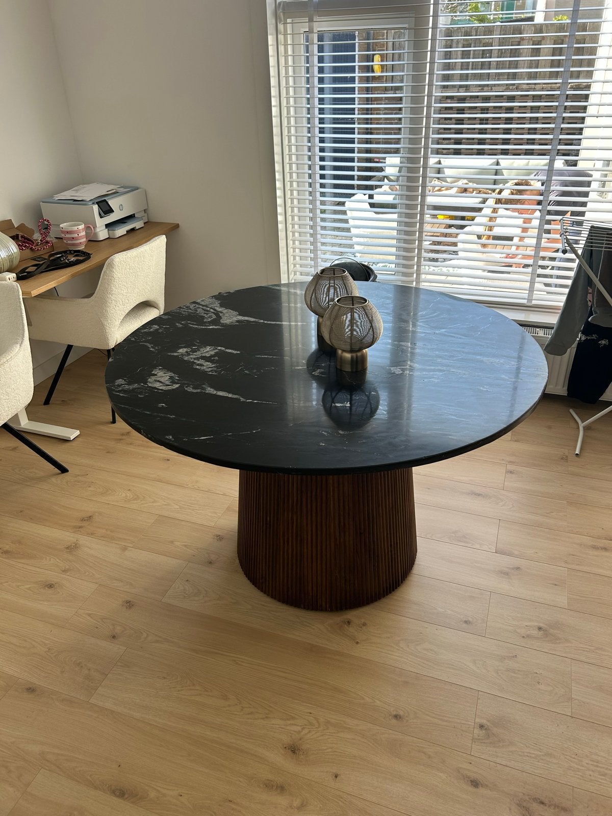 Ronde eettafel met zwart marmeren blad en houten voet, Ophalen, 100 tot 150 cm, Rond, Zo goed als nieuw
