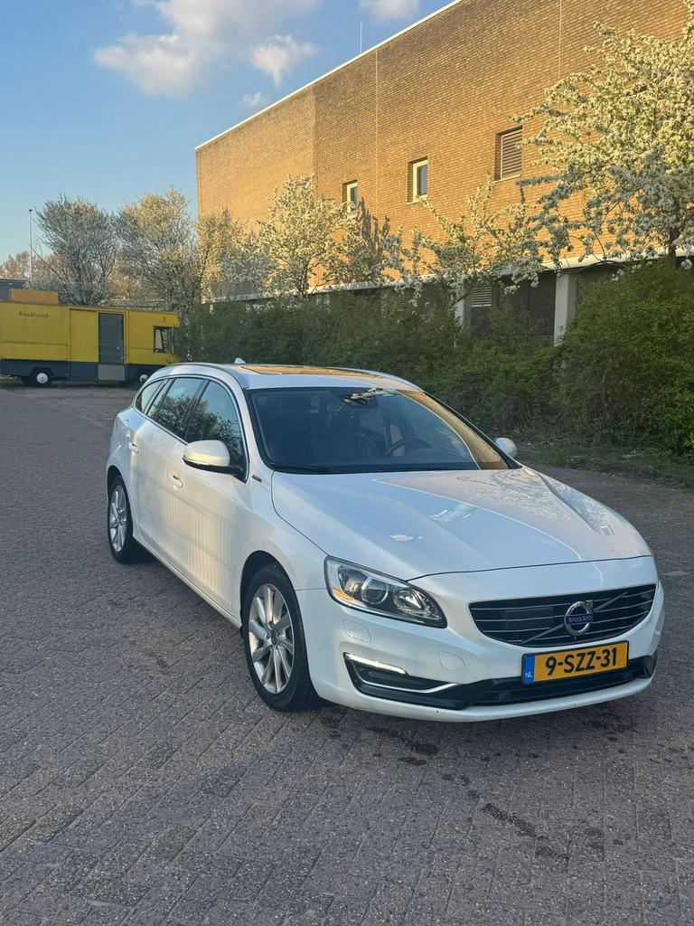 Volvo V60 D6 215pk Plug-in Hybrid 2013 Wit, Auto's, Volvo, Automaat, Open dak, 1800 kg, Zwart