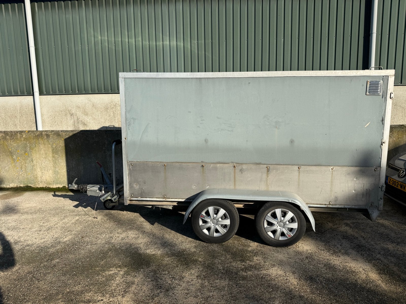 Robuuste Aanhangwagen met Dubbele As en Fietsendrager, Ophalen, Gebruikt