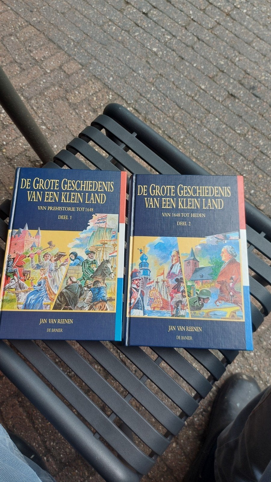 De Grote Geschiedenis van een Klein Land - Deel 1 & 2, Boeken, Geschiedenis | Vaderland, Ophalen of Verzenden, 20e eeuw of later
