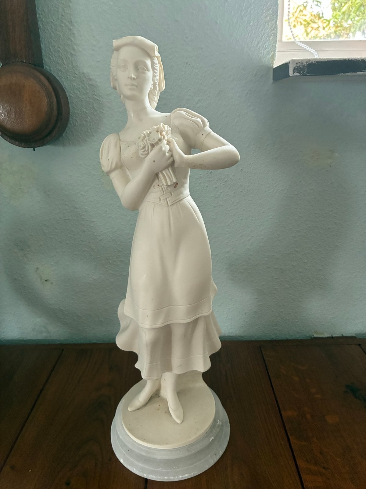 Elegant beeld van vrouw met bloemen - Klassiek wit, Ophalen, Gips, Handgemaakt, 20 - 50 cm