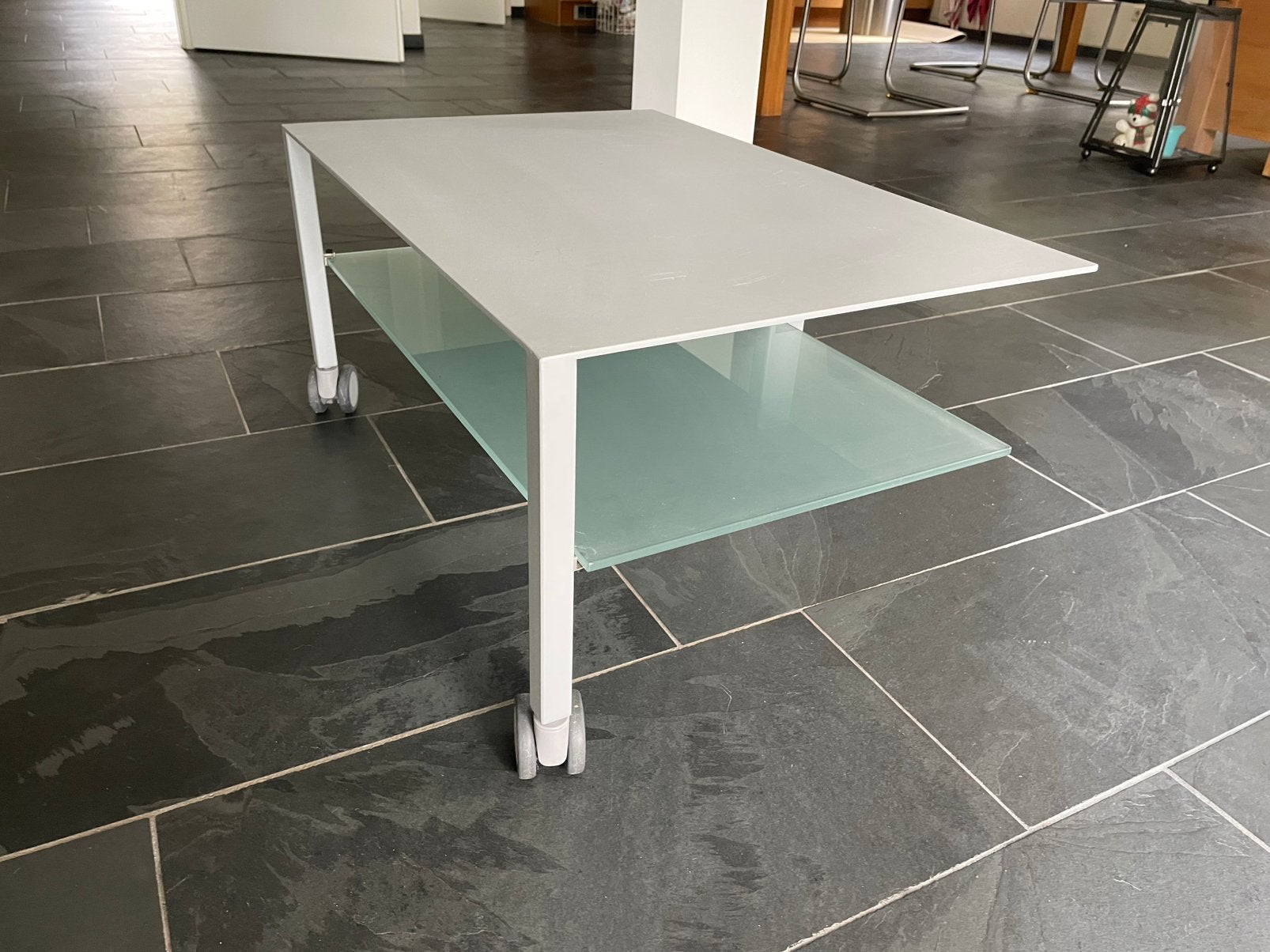 Moderne TV-meubel metaal met glazen planken op wielen, Ophalen, Gebruikt, 100 tot 150 cm, 50 tot 100 cm