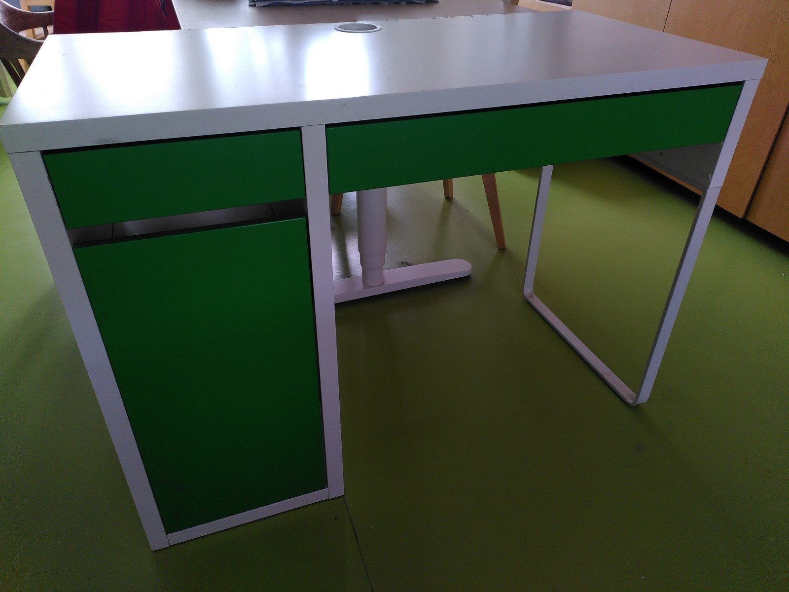 Bureau voor kinderkamer, Ophalen, 105 cm, Gebruikt, Kabelgoot