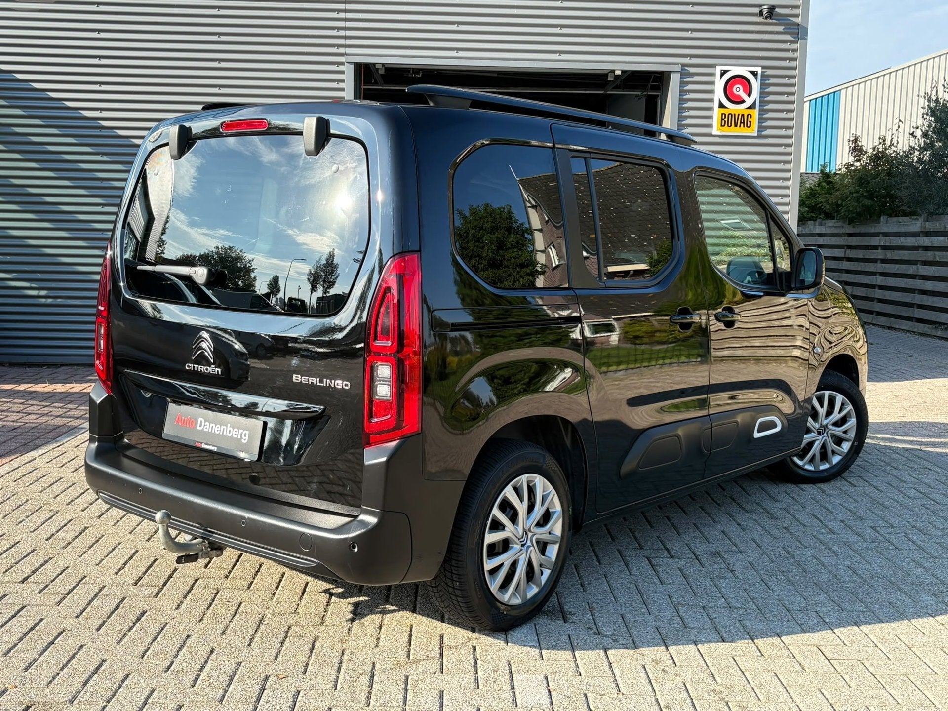 Citroen Berlingo 1.2 PureTech Shine TREKHAAK,GARANTIE, Voorwielaandrijving, Dealer onderhouden, Stof, Zwart