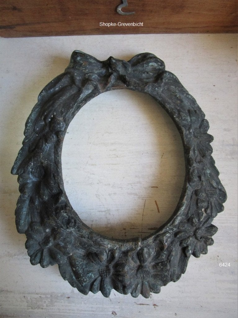 Antieke gietijzeren fotolijst met bloemen en strik, Antiek en Kunst, Antiek | Woonaccessoires, Ophalen of Verzenden