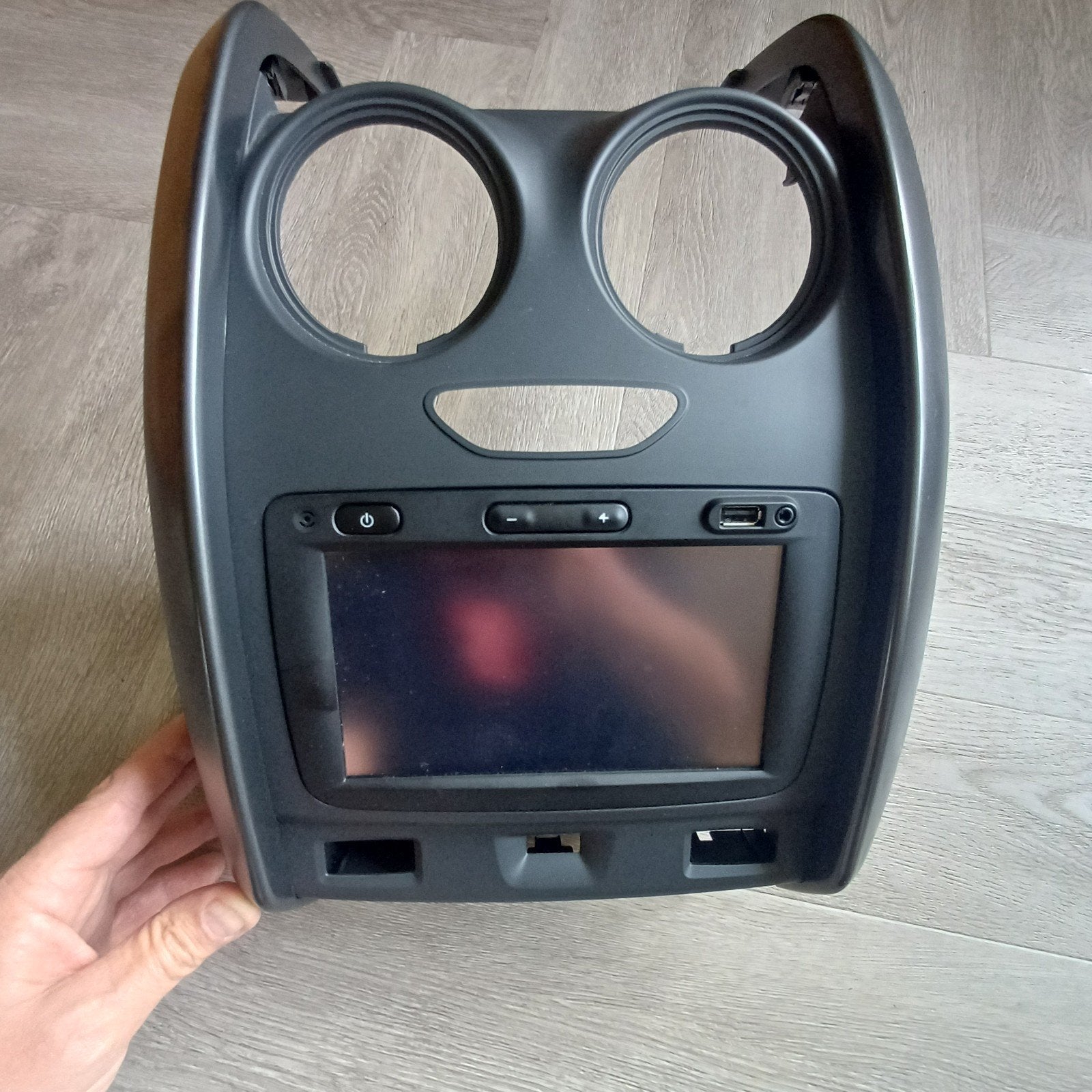 MED-NAV RENAULT DACIA DUSTER 2015 MET INBOUWFRAME, Auto diversen, Autoradio's, Gebruikt, Ophalen of Verzenden