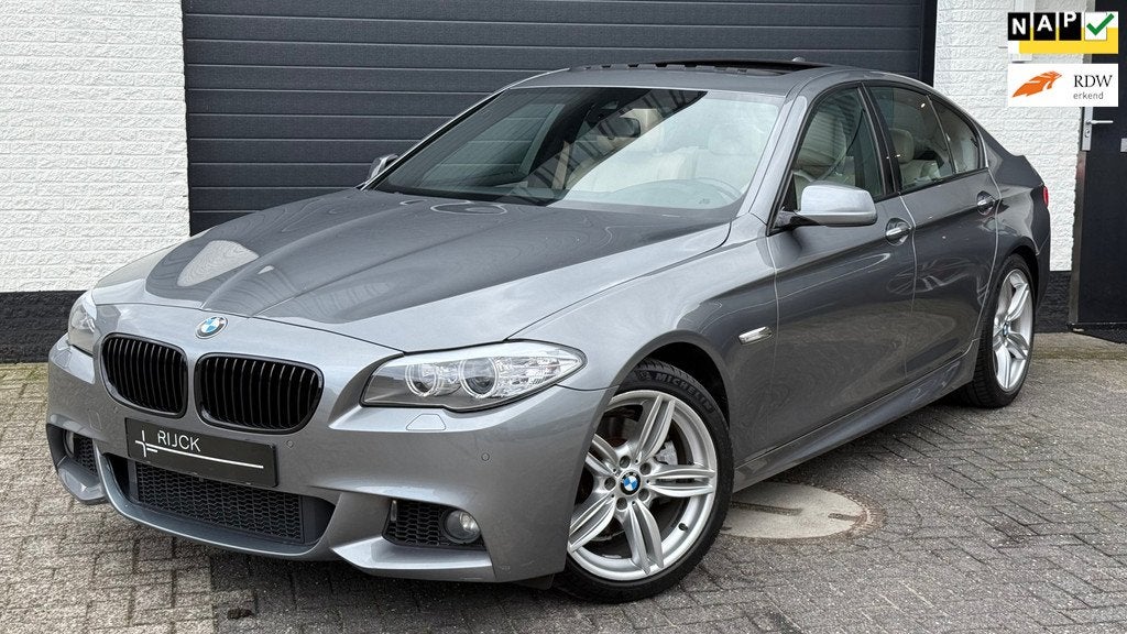 BMW 5-serie 520i 184pk|M-Pakket|Pano|Leer|19” M-Velgen|NAP, Auto's, Automaat, Euro 5, Gebruikt, Beige