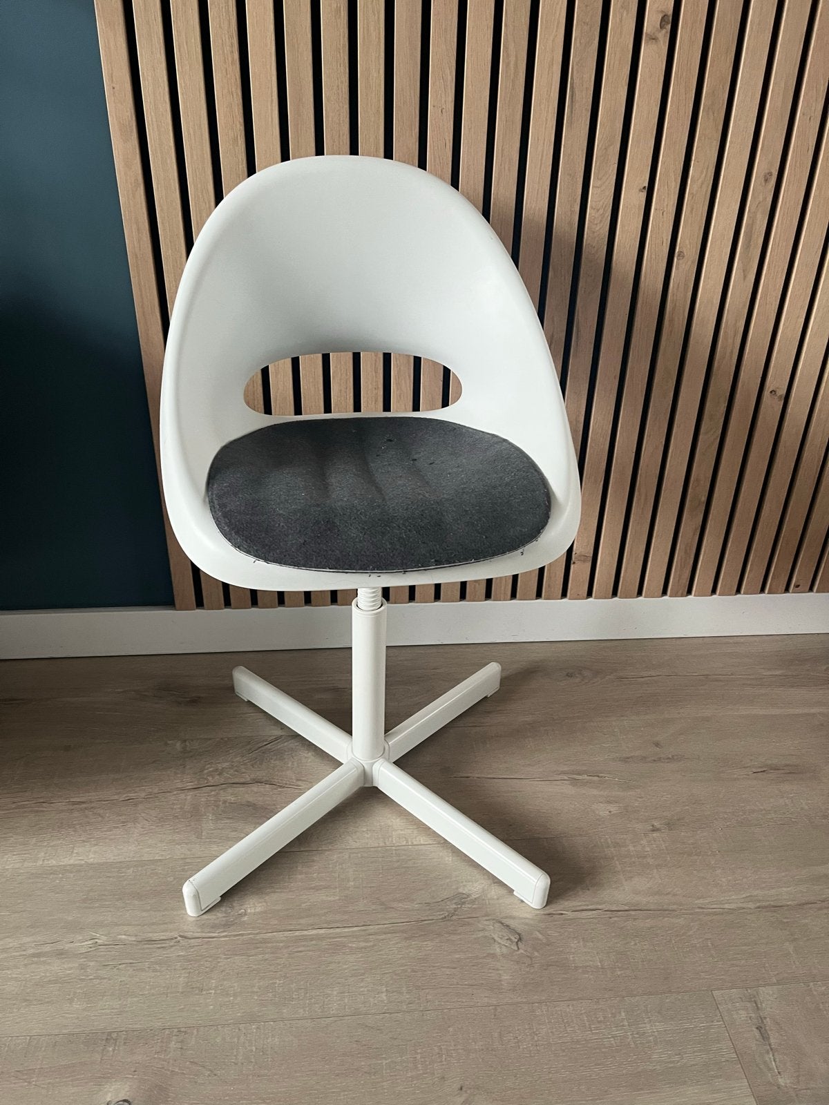 Witte draaibare tiener/kinderstoel met grijs zitkussen IKEA, Ophalen, Gebruikt