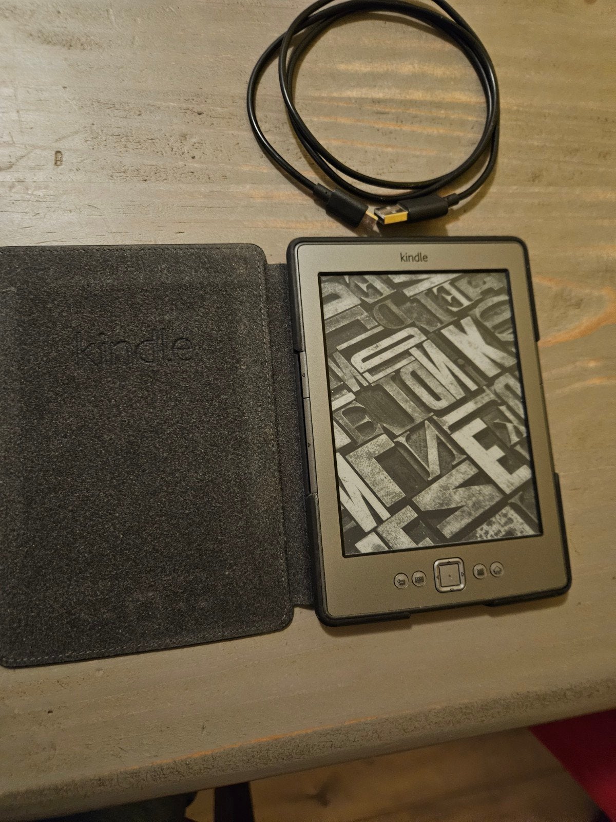 Kindle E-reader met hoes en oplaadkabel, Gebruikt, 6 inch of minder, 4 GB of minder, Wi-Fi