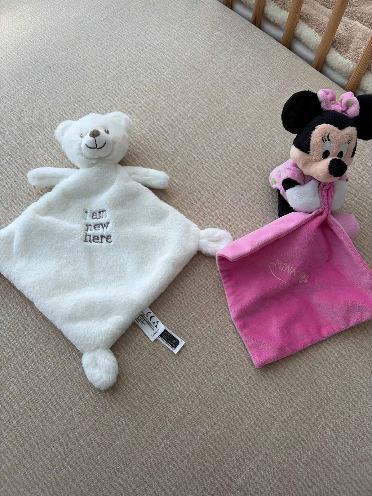 Knuffeldoekjes: Beer 'I am new here' en Minnie Mouse, Ophalen of Verzenden, Zo goed als nieuw, Overige typen