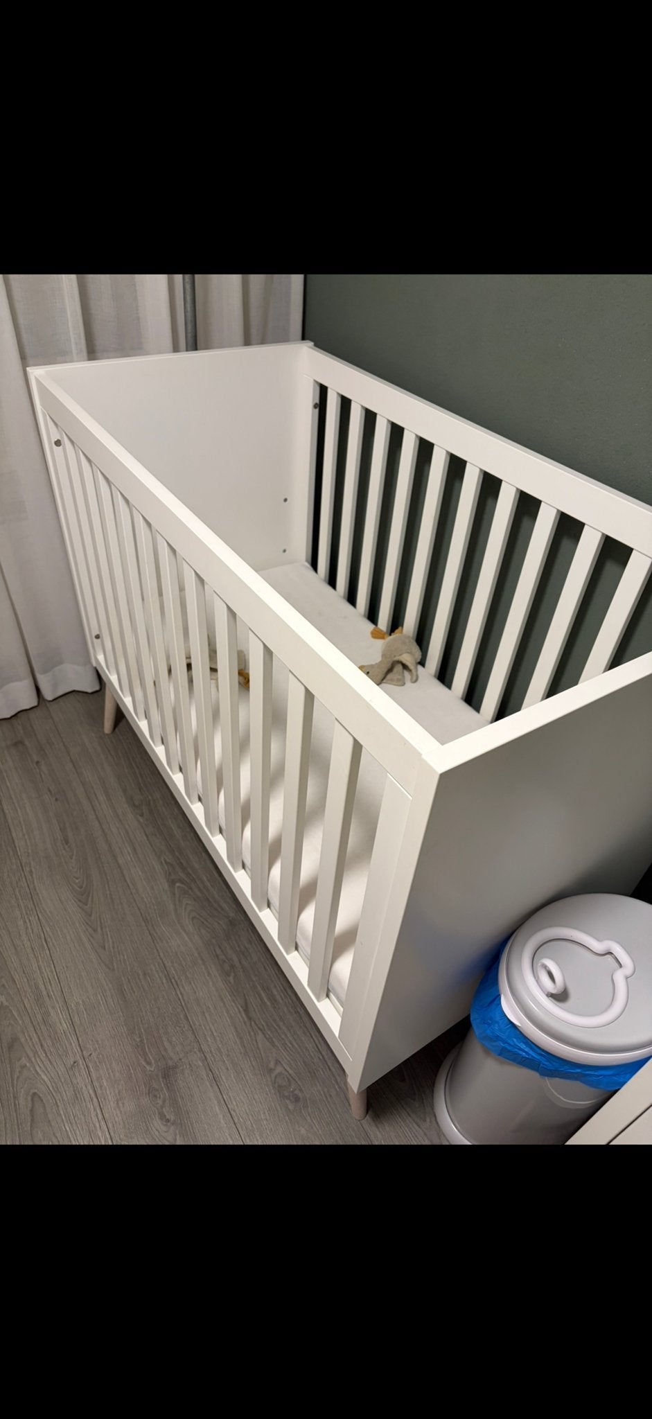Kidsmill Ledikant en Commode - Wit met Houten Poten, Ophalen, Zo goed als nieuw, Ledikant