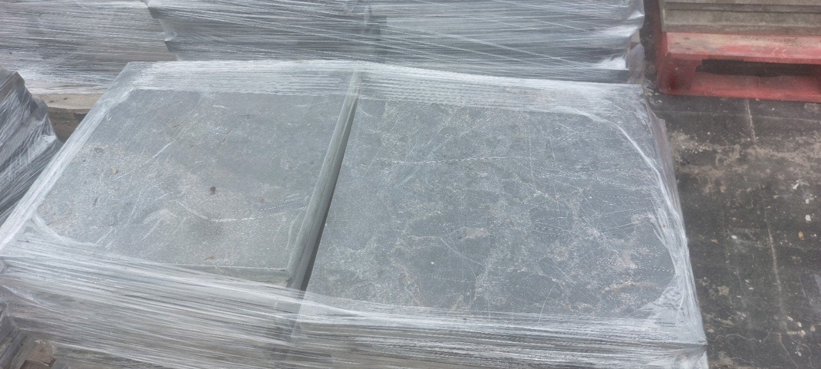 Nette partij Chinees hardsteen, 50x50x3  cm. 60 m2. 240 st., Tuin en Terras, Ophalen, Natuursteen, Terrastegels
