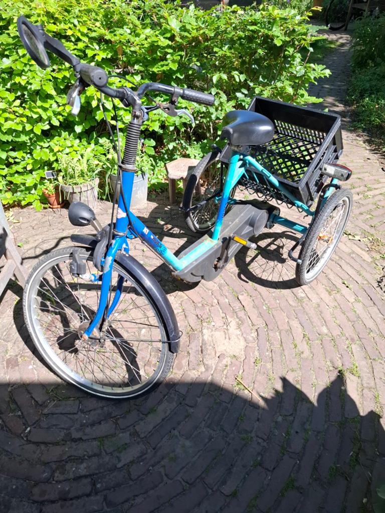 Blauwe driewieler met mand  HUKA, Fietsen en Brommers, Fietsen | Driewielfietsen, Ophalen, Gebruikt, Velgrem, Huka