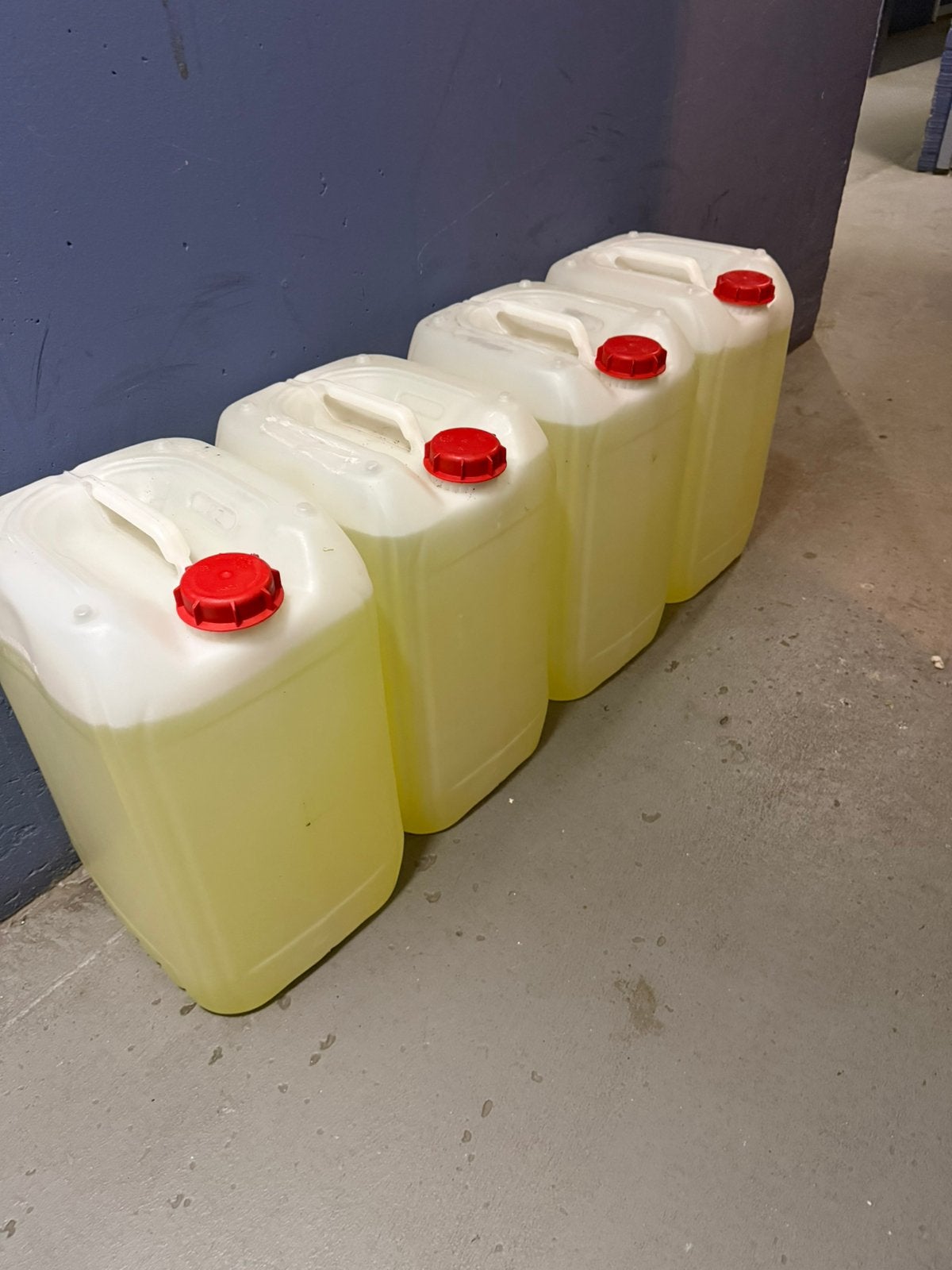 4 jerrycans 25 liter met benzine euro95, Minder dan 75 liter, Ophalen of Verzenden, Zo goed als nieuw, Hout