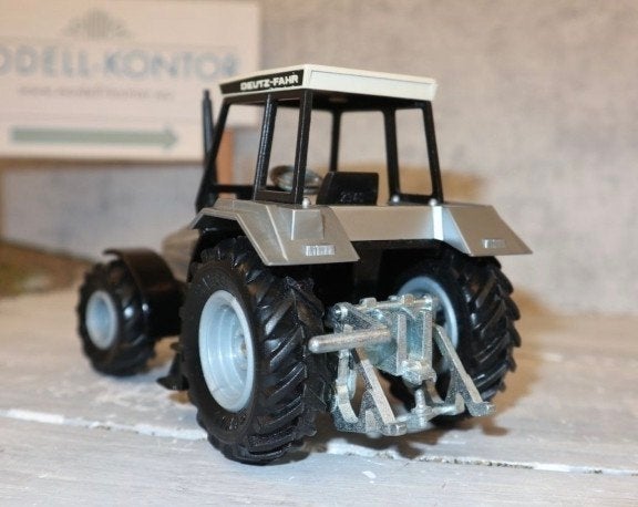 Gezocht: Grijze Deutz 6.07 Agroxtra / Siku, Ophalen of Verzenden, Zo goed als nieuw, Tractor of Landbouw, SIKU