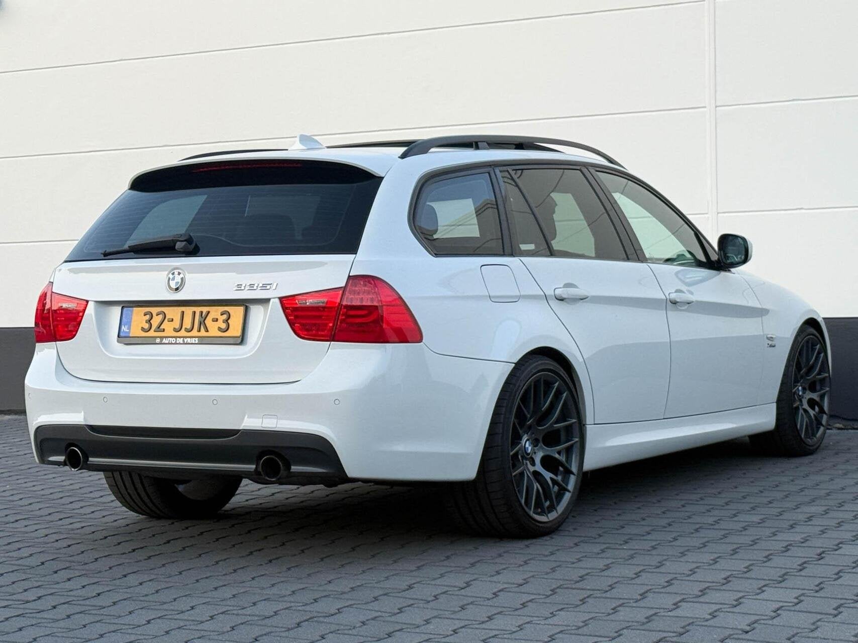 BMW 3-serie Touring 335i 306pk xDrive M-Sport | Leder | Pano, Zwart, Wit, Vierwielaandrijving, 1705 kg