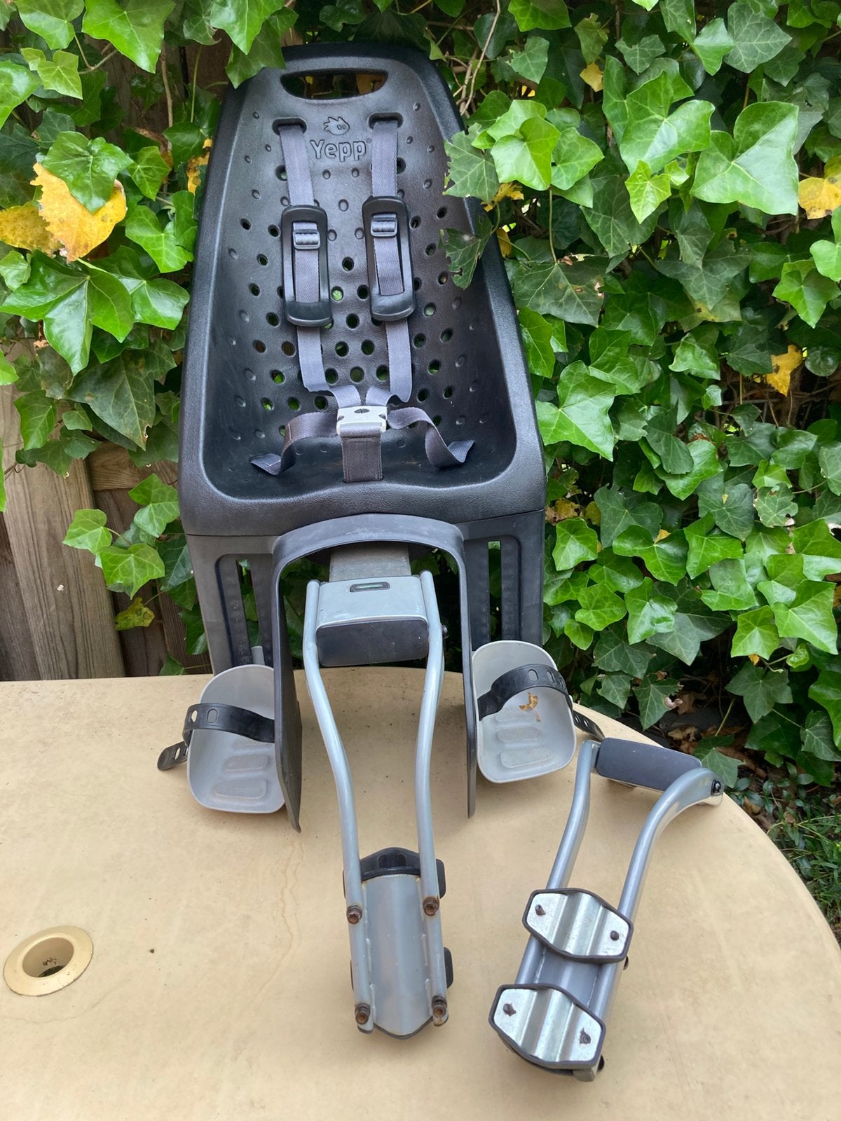 Yepp maxi achterzitje zwart, Fietsen en Brommers, Fietsaccessoires | Fietsstoeltjes, Achterzitje, Ophalen, 15 t/m 25 kg, Gebruikt