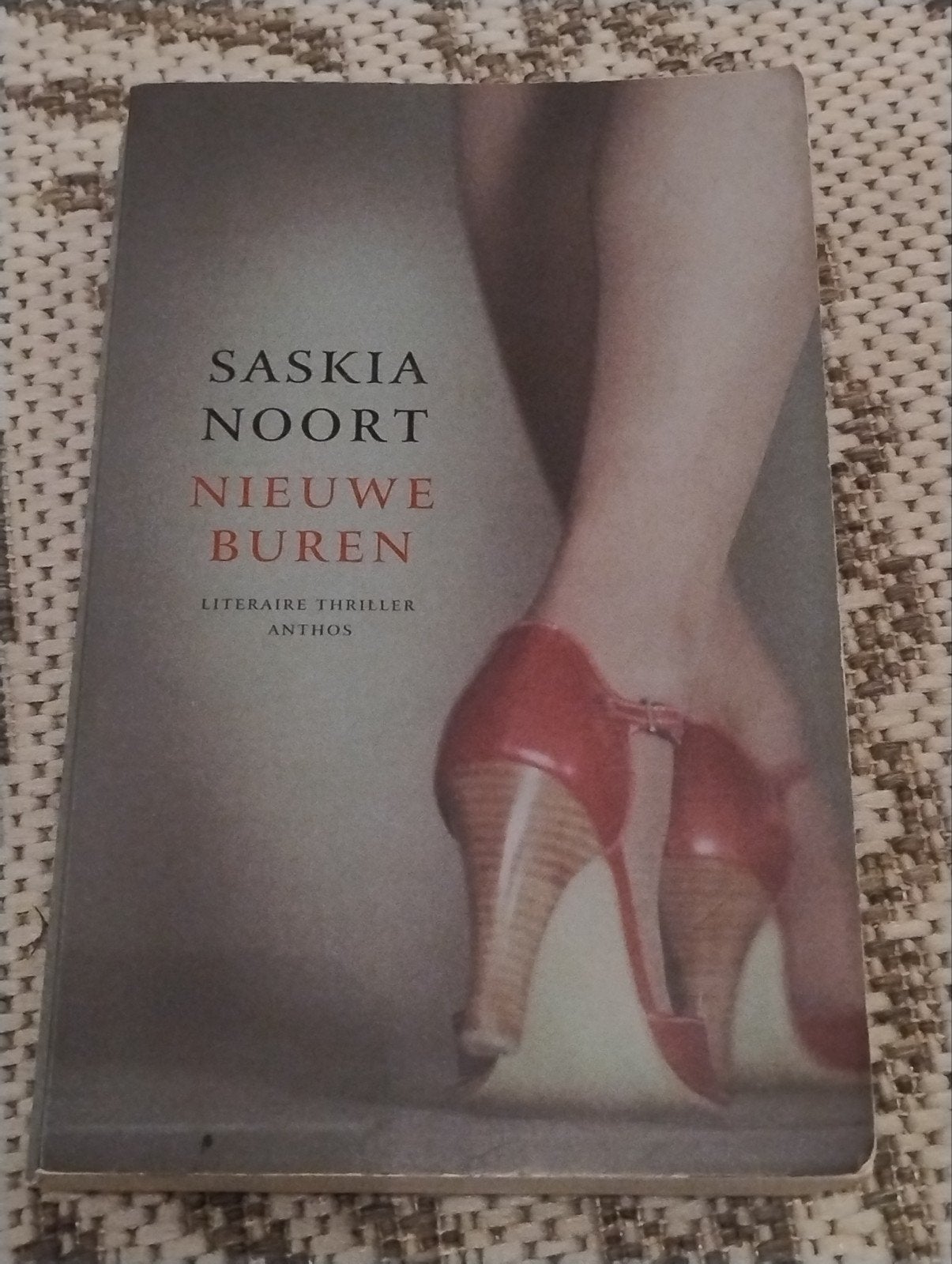 Nieuwe Buren - Saskia Noort (Literaire thriller), Ophalen of Verzenden, Zo goed als nieuw, Saskia Noort, Nederland