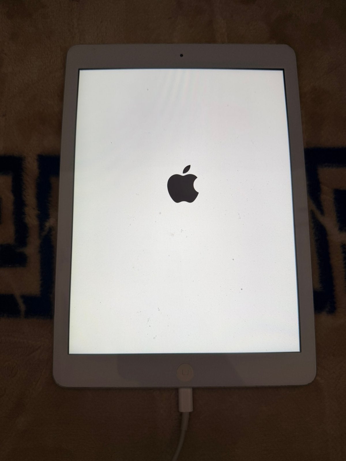 Werkende iPad Air met verdikking onder de scherm - €30, 10 inch, Apple iPad Air, Ophalen of Verzenden, Niet werkend