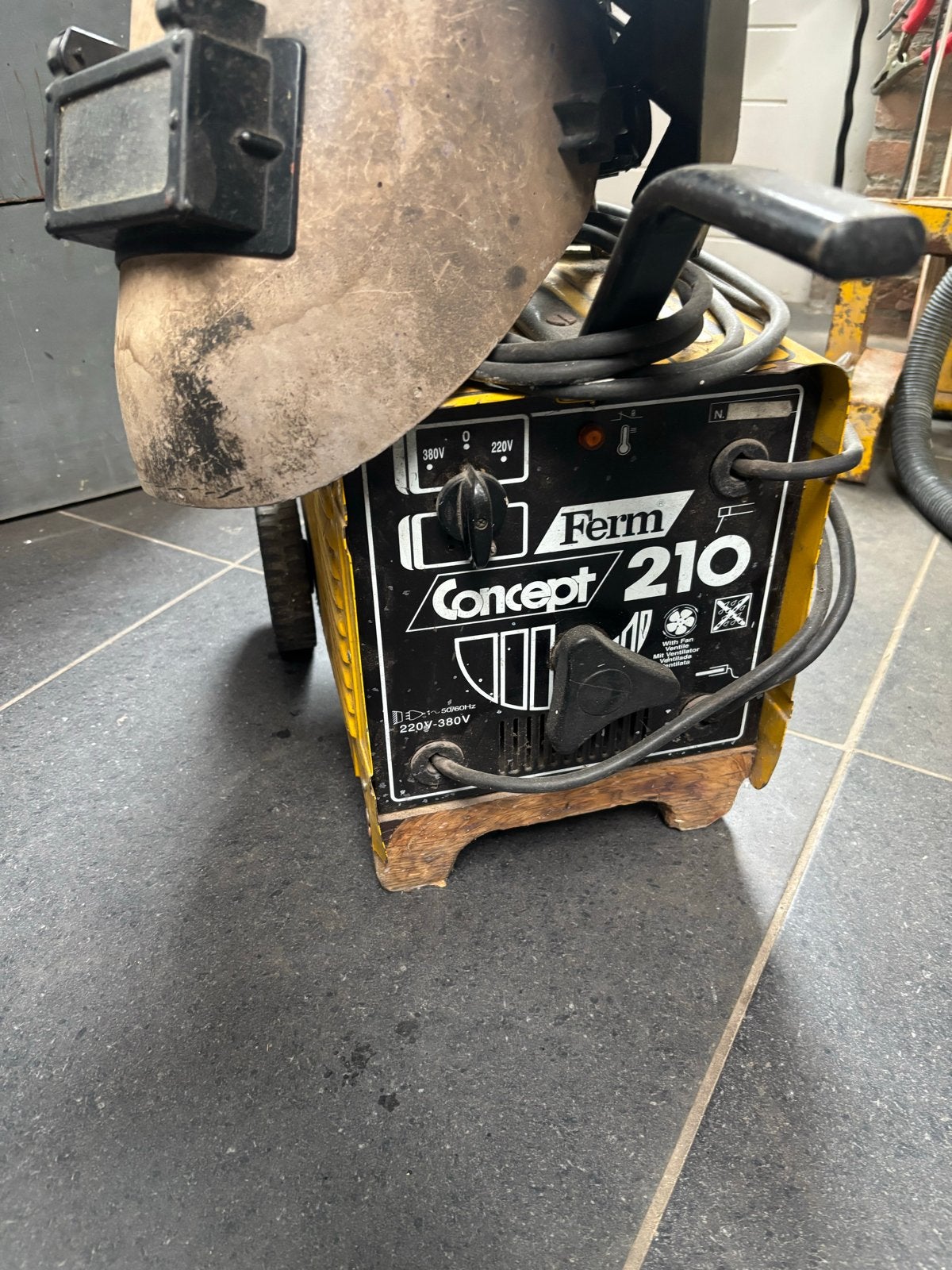 Ferm Concept 210 Lasapparaat 220/380 met 2 Laskappen, Doe-het-zelf en Verbouw, Ophalen, Gebruikt, 150 tot 250 ampère, Overige typen