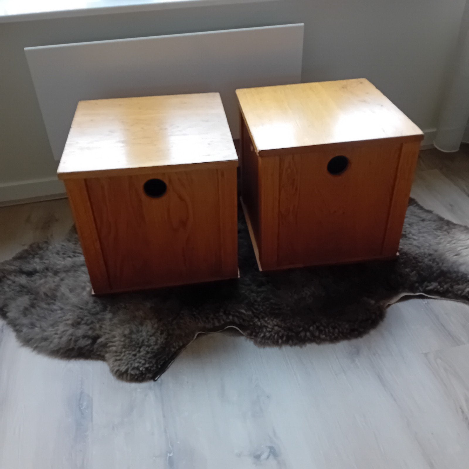 2 houten nachtkastjes/bijzettafels kubus, Ophalen of Verzenden, Gebruikt